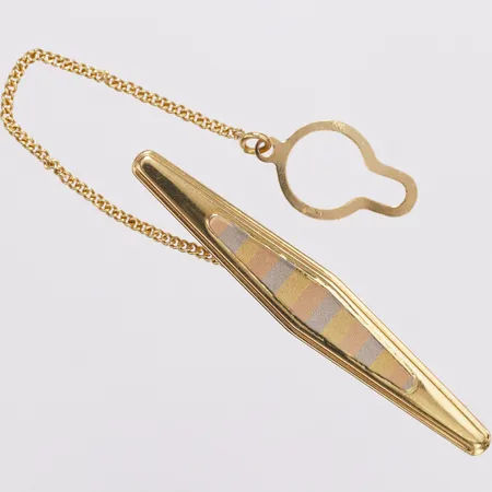 Slipsklämma trefärgat dekor, 50mm, 18K  Vikt: 5,9 g