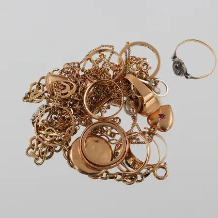 Diverse smycken 18k med gravyrer och defekter,någon med stenar,1 ring delvis silver. Vikt: 55,9 g