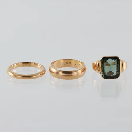 Diverse guld 18k med gravyrer och sten. Vikt: 16,6 g