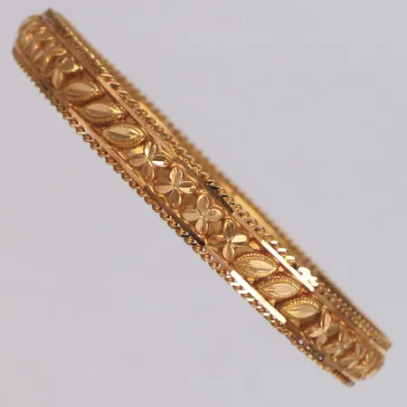 Armring med mönster, innerdiameter 63mm, bredd 8,5mm, ostämplad, 18K Vikt: 14,5 g