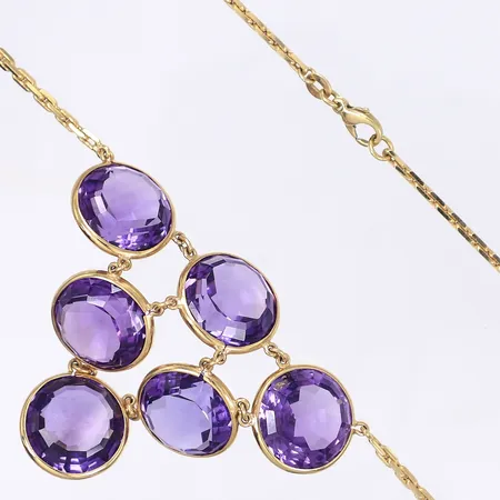 Halscollier  med lila stenar troligen ametister, 40cm, bredd 2,5-60mm, importstämplat, 18K Bruttovikt: 40,2g Vikt: 40,2 g