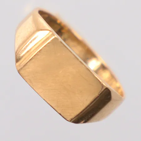 Klackring Ø19, bredd 2,6-8,6mm, gravyr, 18K. Vikt: 4,7 g