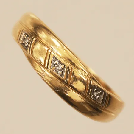 Ring med diamanter 3x ca 0,005ct, stl 16, bredd 5,3mm, 18K Vikt: 1,9 g