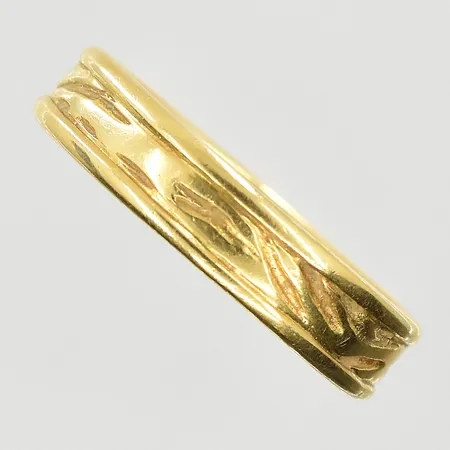 Ring, stl 21¼, bredd 5 mm, gravyr, 18K. Vikt: 7,8 g