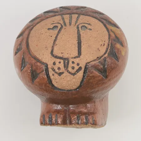 Figurin Lejon Lisa Larson för Gustavsberg, ur serien Afrika, höjd ca 5cm, glaserat stengods, signerad.