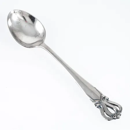 Tolv moccaskedar i silver. Längd 108 mm. Vikt: 148,8g. Gravyr.