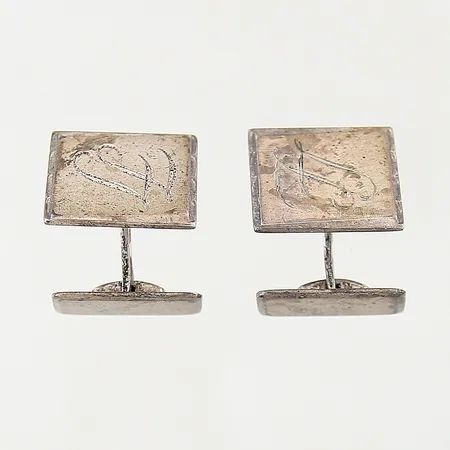 Ett par manschettknappar, 17,2x15,4mm, monogram, silver 830/1000 Vikt: 9,6 g