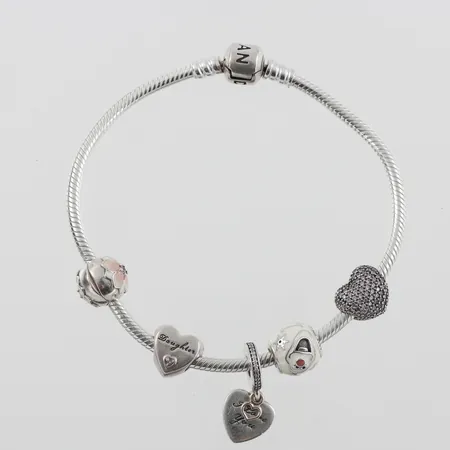 Armband Pandora med 5 st berlocker,silver 925/1000,längd ca 21 cm,bredd 3-9.9 mm. Vikt: 31,1 g