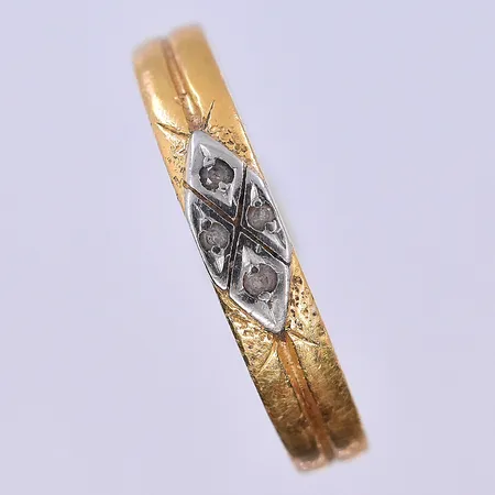 Ring, stl 20, bredd 3-4 mm, 23K. Vikt: 5,1 g