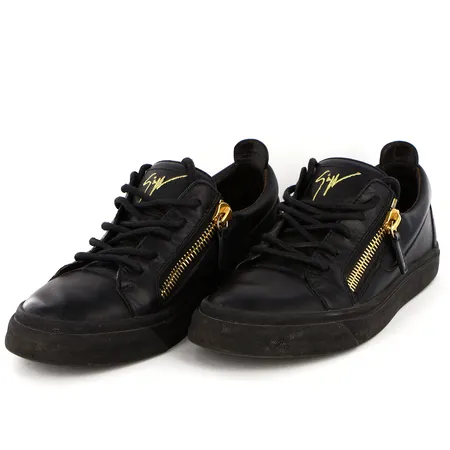 Ett par skor, Giuseppe Zanotti, stl 35, svart skinn, detaljer i gulmetall, dustbag, bruksskick,  Skickas med paket.