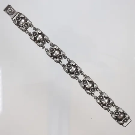Armband mönstrat med växtdetaljer 19cm bredd 15mm, omkring 1900-talets mitt stämplad Sterling Denmark silver 925/1000 Vikt: 32,5 g