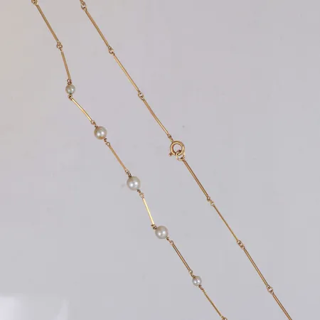 Collier med odlade pärlor Ø3,9-5,5mm, längd 43cm, bredd 0,8-5,5mm, ojämnheter, defekt fjäder i lås, 18K Vikt: 4,6 g