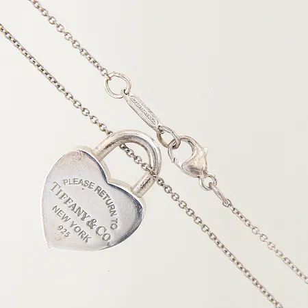 Kedja med hjärtformat hänglås, Tiffany & Co, längd: 41,5cm, bredd: 1,1-15mm, smyckespåse, etui.  Vikt: 9,7 g