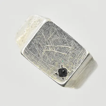 Klackring, stl 18, bredd 4-10 mm, sten saknas, 835/1000 silver. Vikt: 8,1 g