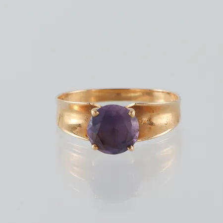 Ring 18k med sten,K&EC Göteborg,storlek 18 ¼ mm,bredd 2.1-7.9 mm. Vikt: 3 g