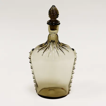 Karaff 25cm, omärkt, möjligen Simon Gate, nagg på propp och dekor, rökfärgat glas, 1900-talets första hälft. Skickas med paket.