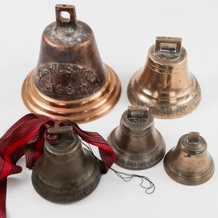 Vällingklockor 5 st malm,den största märkt Karlstad 1960,den minsta saknar kläpp,höjd ca 7-17 cm. Skickas med postpaket.