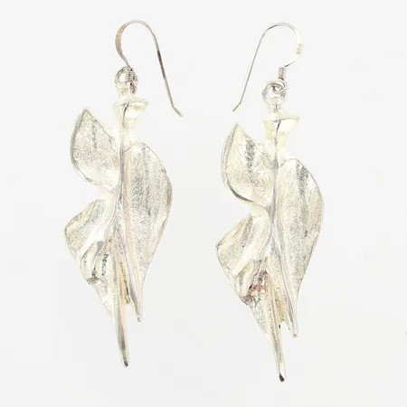 Ett par örhängen i tenn av Börje Tennung, ca 70mm, krok i 925/1000 silver Vikt: 0 g