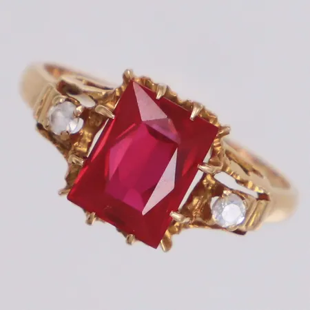 Ring med röd och vita stenar, stl 17, bredd 1,5-9,6mm, 14K Vikt: 2,2 g