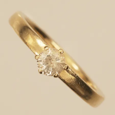 Ring med vit sten, stl 16¾, bredd 5,2mm, gravyr, 14K  Vikt: 3,1 g