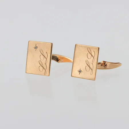 Manschettknappar paret med monogram 18k,ca 14.4-18.4 mm. Vikt: 11,9 g