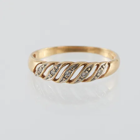 Ring 18k med små diamanter,storlek 17 mm,bredd 1.6-4.4 mm. Vikt: 1,6 g