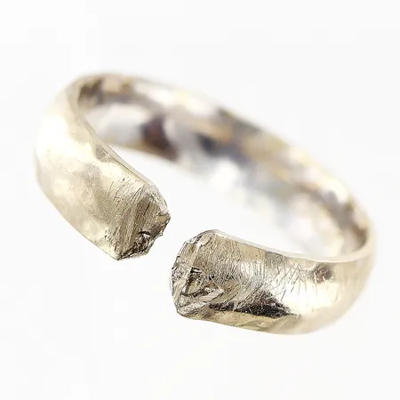 Ring slät, defekt, klippt skena, vitguld, 18K Vikt: 5,5 g