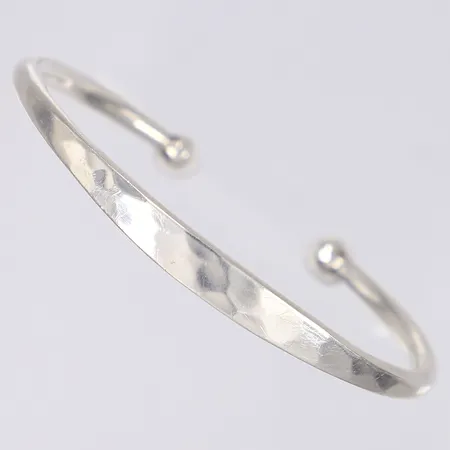 Armring hamrad dekor ca 60x55mm, bredd 3-6mm, silver 925/1000 Vikt: 19,5 g