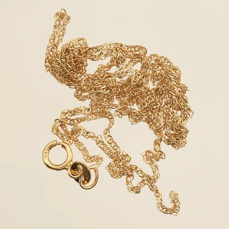 Kedja, längd 53cm, bredd 1mm, defekt, trasig, 14K  Vikt: 0,9 g