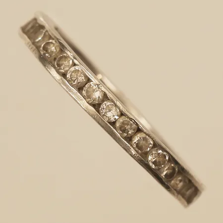 Alliansring med vita stenar, stl 16¼, bredd 2,5mm, 925/1000 silver Vikt: 1,9 g