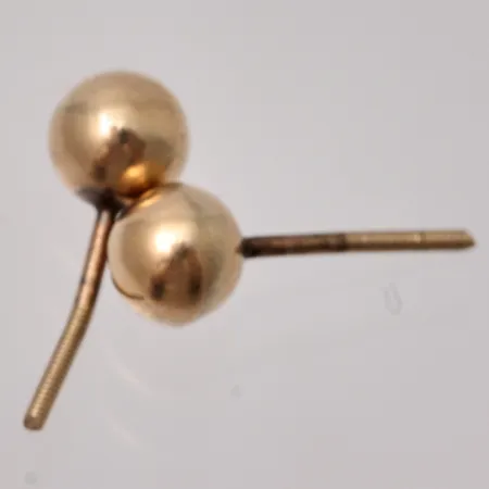 Diverse defekt guld, 14K, vikt 0,49g.