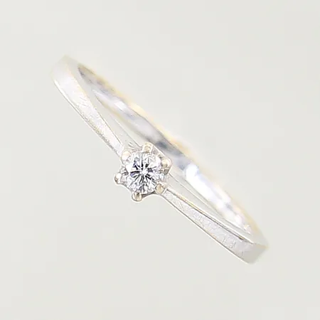Ring med diamant ca 0,10ct, stl 18½, bredd 1,7-3,9mm, GHA, vitguld, 18K Vikt: 2,5 g