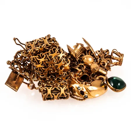 Diverse defekt guld i 18K. Vikt: 38,1g. 