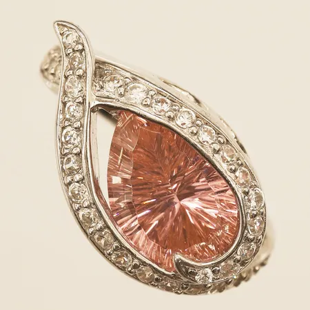 Ring med rosa sten, vita stenar, stl 16¾, bredd 14mm, 925/1000 silver Vikt: 9,5 g