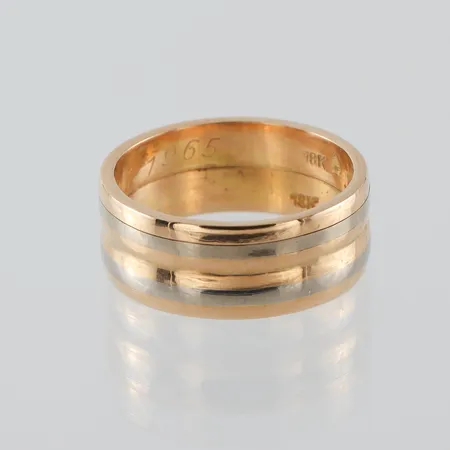 Ring 18k med gravyrer,storlek 18 mm,bredd 7.9 mm. Vikt: 0 g