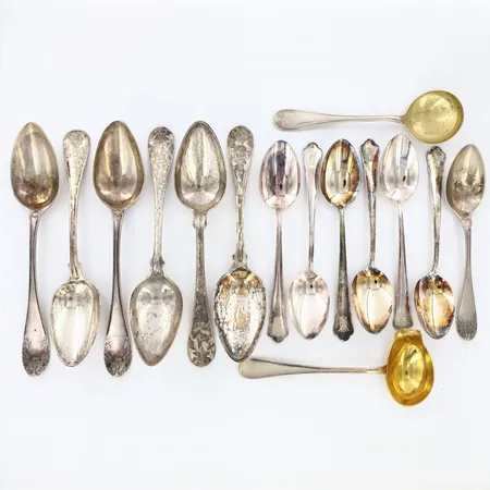 13 skedar, olika modeller, 1 såsslev, 1 kompottsked, gravyrer, Silver 830/1000 Vikt: 721,4 g