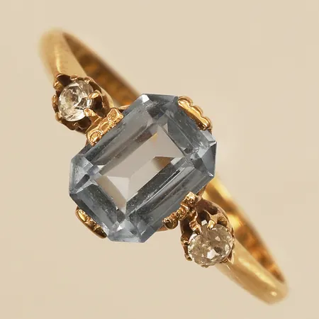 Ring med blå sten, stl 18, bredd 9mm, Nordiska Juvelaktiebolaget  år 1936, 18K   Vikt: 1,9 g