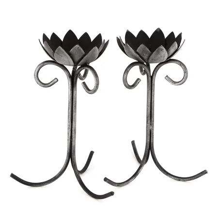 2 ljusstakar i metall, höjd ca 16cm, okänt fabrikat, 