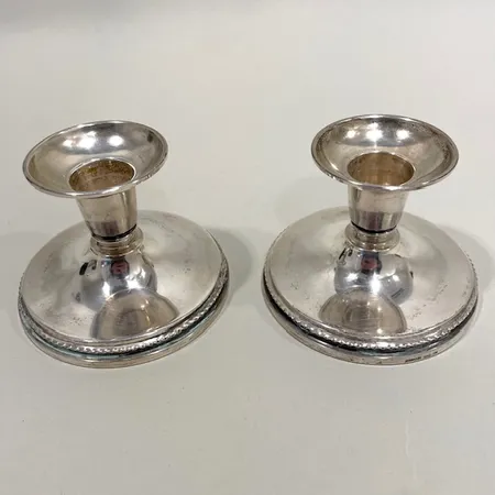 Ett par ljusstakar med mönstrad dekor, höjd 6,5cm, fylld botten, MGAB, silver 830/1000 Vikt: 225,2 g