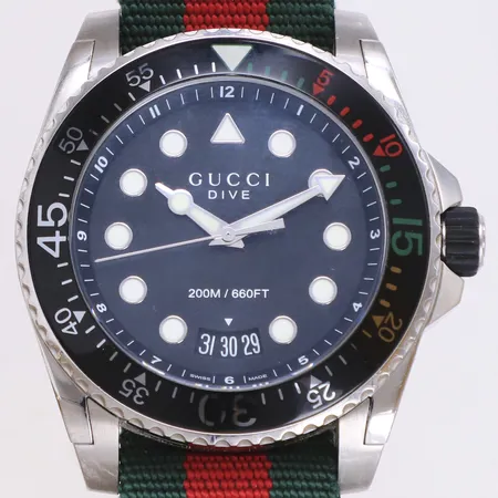 Herrur Gucci Dive, stål, quartz, Ø45mm, referensnummer: 136.2, serienummer: 16573402, datum, safirglas, tygband med viklås, manual, originalbox