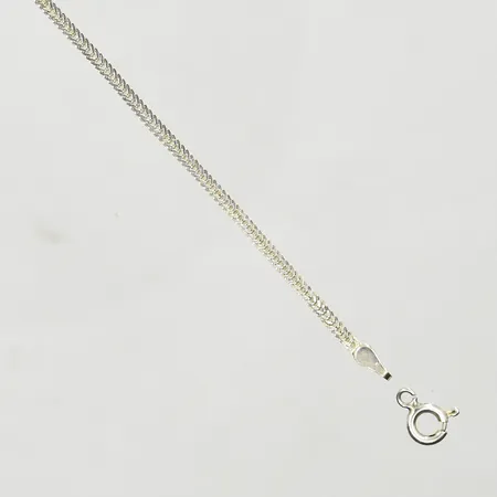 Armband, längd 17 cm, bredd 2 mm, lås medföljer, saknar låsögla,  925/1000 silver. Vikt: 2,4 g