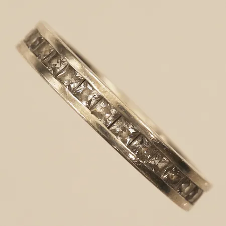 Alliansring med vita stenar, stl 16½, bredd 3,3mm, 925/1000 silver Vikt: 2,2 g