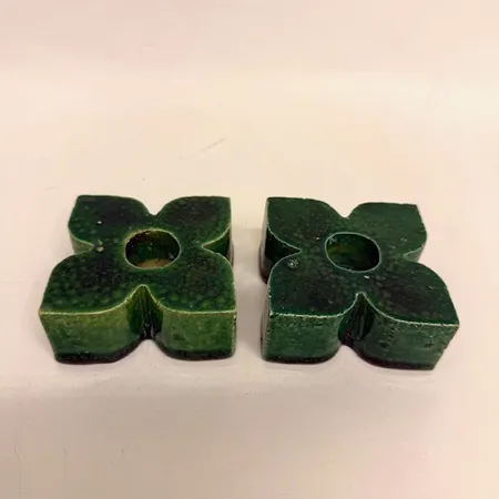 Ett par ljusstakar, blomform, Strong, grön, stämpelsignerade Lisa Larson, Gustavsberg, år 1967, bredd 7cm, höjd 3cm, glaserat stengods, glasyrbortfall Skickas med paket.