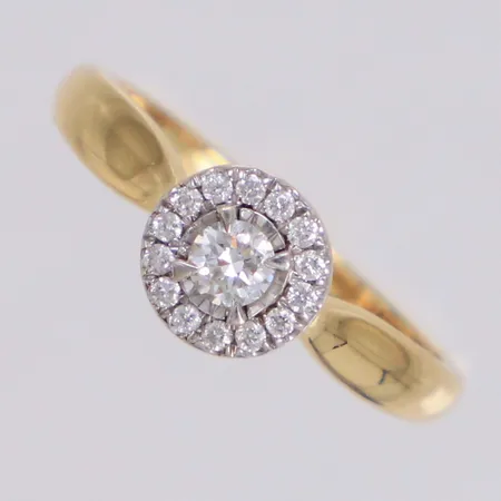 Ring med diamanter 1xca0,12ct, 15xca0,01ct, stl 17, bredd 1,8-7,1mm, GHA, 18K Vikt: 2,3 g