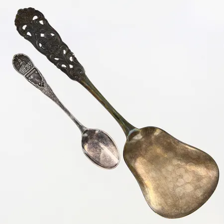 Två skedar, med gravyr, ca 21/12cm, 830/1000 Silver Vikt: 74,8 g