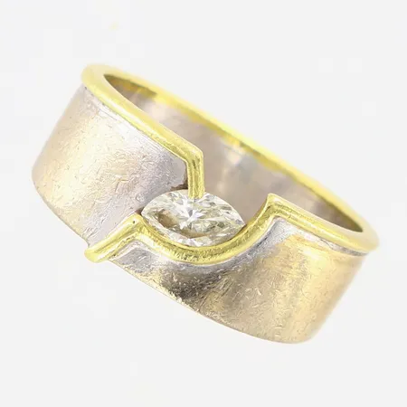 Ring med navetteslipad diamant ca 0,20ct, vitguld/gulguld, stl 15¼, skev skena, 18K Vikt: 7,5 g