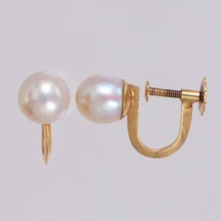 Ett par örhängen med odlade pärlor Ø6,5mm, längd 10mm, skruvlås, 18K Vikt: 1,8 g