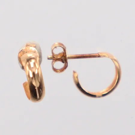 Ett par örhängen, längd 9mm, bredd 2mm, 14K. Vikt: 0,6 g