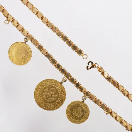 Collier Bladad 21K tre mynt Attaturk Ø22/30mm 21,6K öglor ej i guld, 45cm, hängen saknas, defekter vassa kanter Vikt: 29,5 g