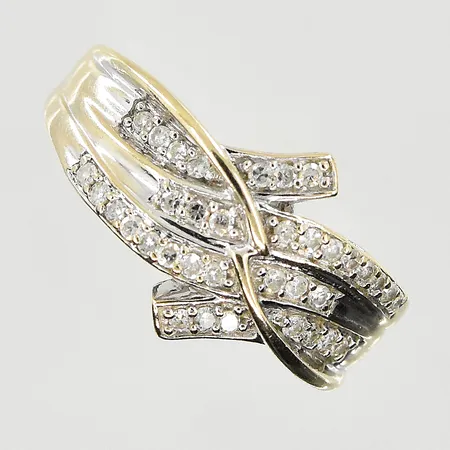 Ring med diamanter ca 0,36ctv, GHA, stl 18, bredd 2-12 mm, behov av omrodiering, vitguld, 18K. Vikt: 4,1 g